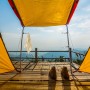 Camping Szene mit Relaxdays Klemmhaken an Zeltstange, zum Aufhängen von Handtuch und Kleidung.