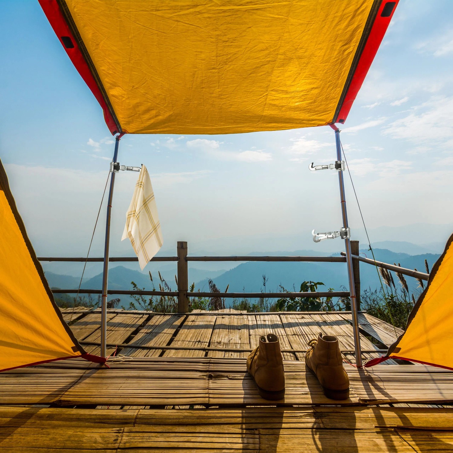 Camping Szene mit Relaxdays Klemmhaken an Zeltstange, zum Aufhängen von Handtuch und Kleidung.