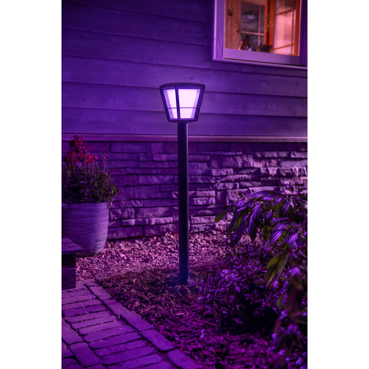 Philips Hue Econic LED-Wegeleuchte in Schwarz, Gartenbeleuchtung mit Farbwechsel.