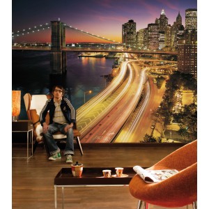 Komar Fototapete NYC Lights mit Brooklyn Bridge und Skyline bei Nacht im Wohnraum.