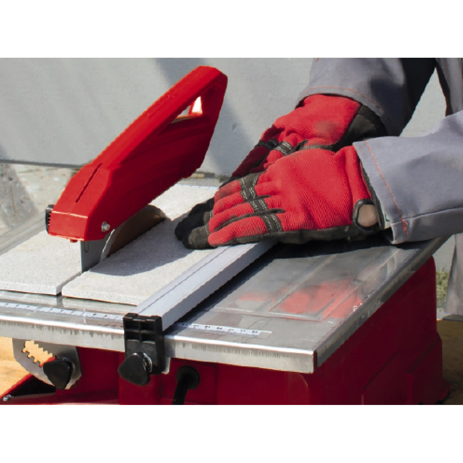 Einhell Fliesenschneider mit Diamant-Trennscheibe im Einsatz, Fliesen schneiden.