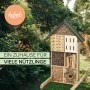 Kobolo Insektenhotel BEE aus Holz mit Bambusröhren, Zapfen und verschiedenen Füllmaterialien im Garten. Nützlingshaus.