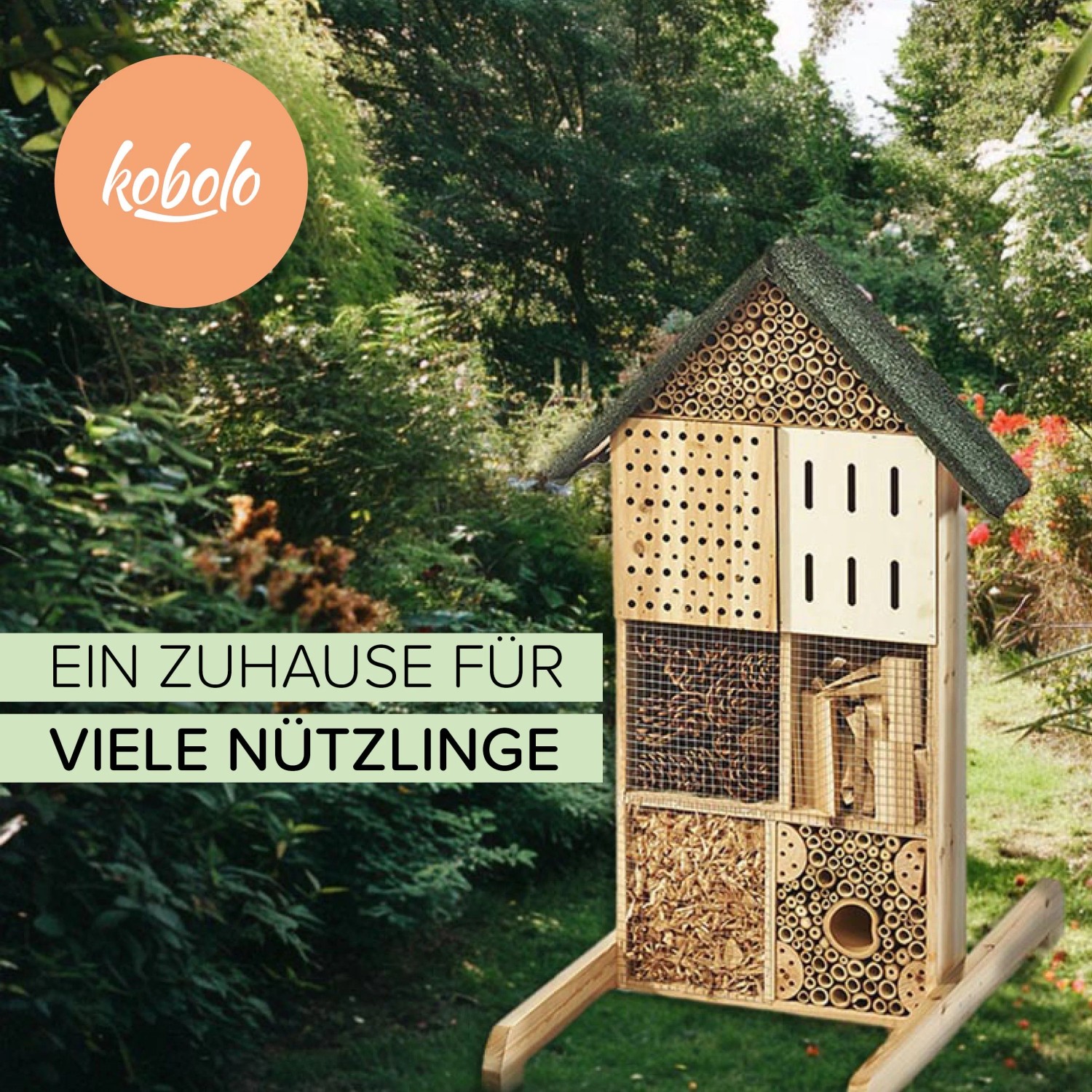 Kobolo Insektenhotel BEE aus Holz mit Bambusröhren, Zapfen und verschiedenen Füllmaterialien im Garten. Nützlingshaus.