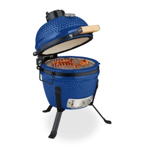 Blauer Relaxdays Kamado Grill aus Keramik mit Thermometer und Grillgut.
