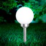 Globo LED-Solaraußenleuchte mit Kugel und Erdspieß im Garten.