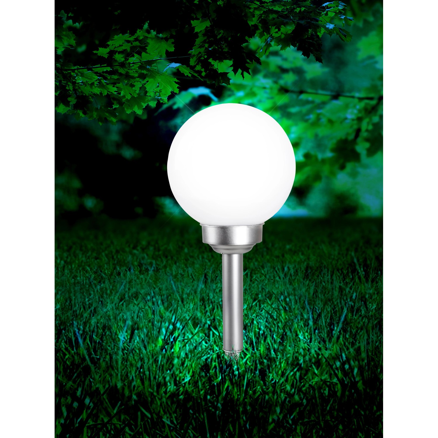 Globo LED-Solaraußenleuchte mit Kugel und Erdspieß im Garten.