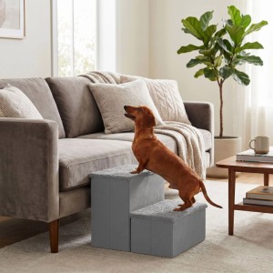 Graue faltbare Relaxdays Hundetreppe mit 2 Stufen und Stauraum. Dackel nutzt Aufstiegshilfe zum Sofa im Wohnzimmer.