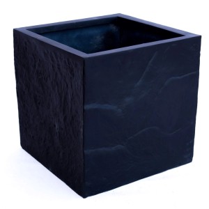 Quadratischer, mattschwarzer Pflanzkübel in Steinoptik, 40x40x40 cm, aus Fiberglas.