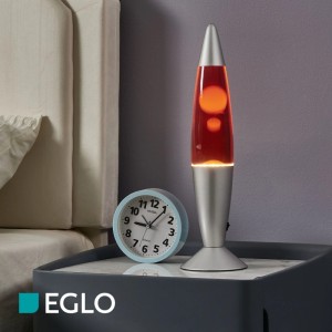 Eglo LED-Lavatischleuchte Silber/Rot/Gelb auf Nachttisch. Dekorative Tischlampe mit fließendem Wachs.