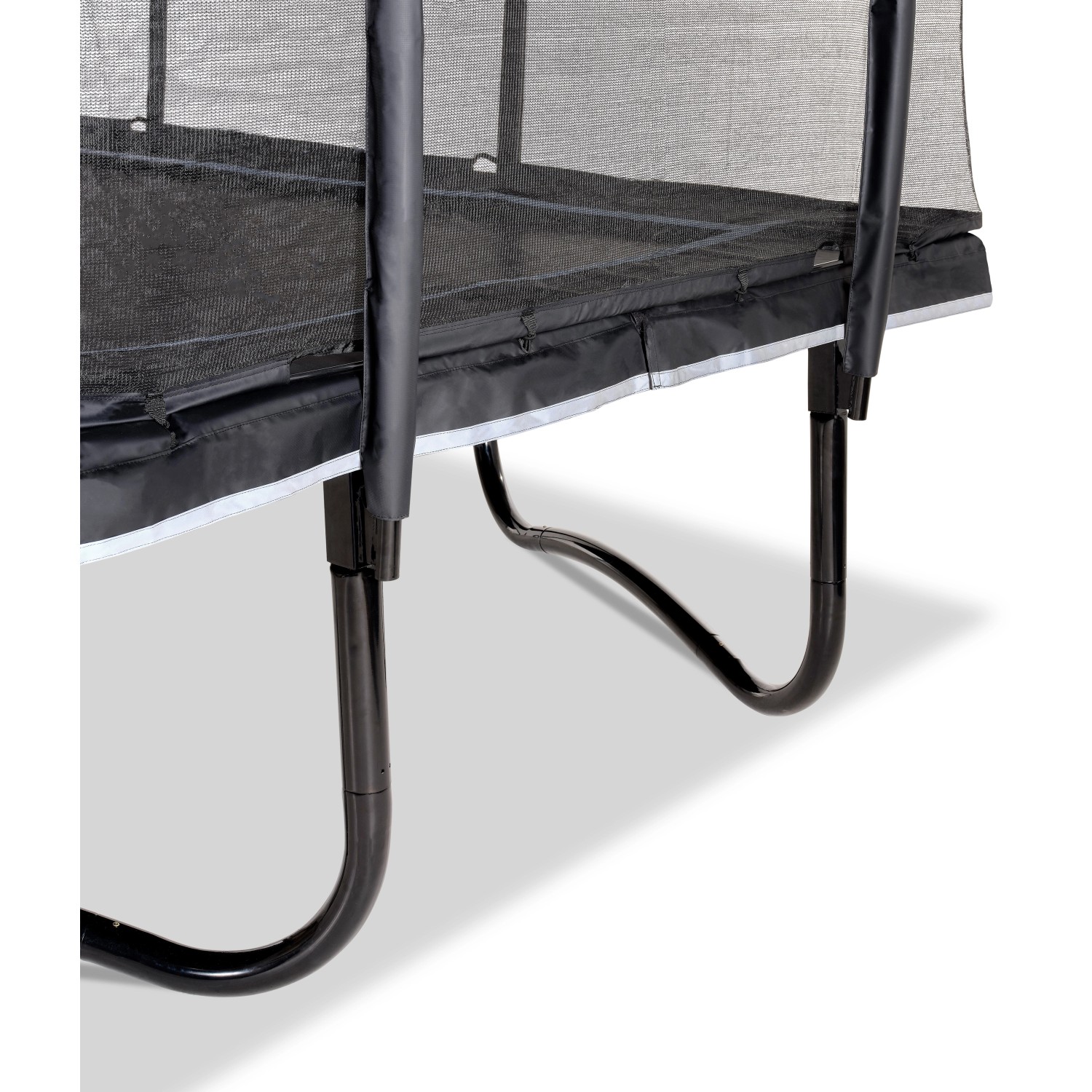 Detailaufnahme: Schwarzes EXIT PeakPro Gartentrampolin mit Sicherheitsnetz und stabilen Füßen.