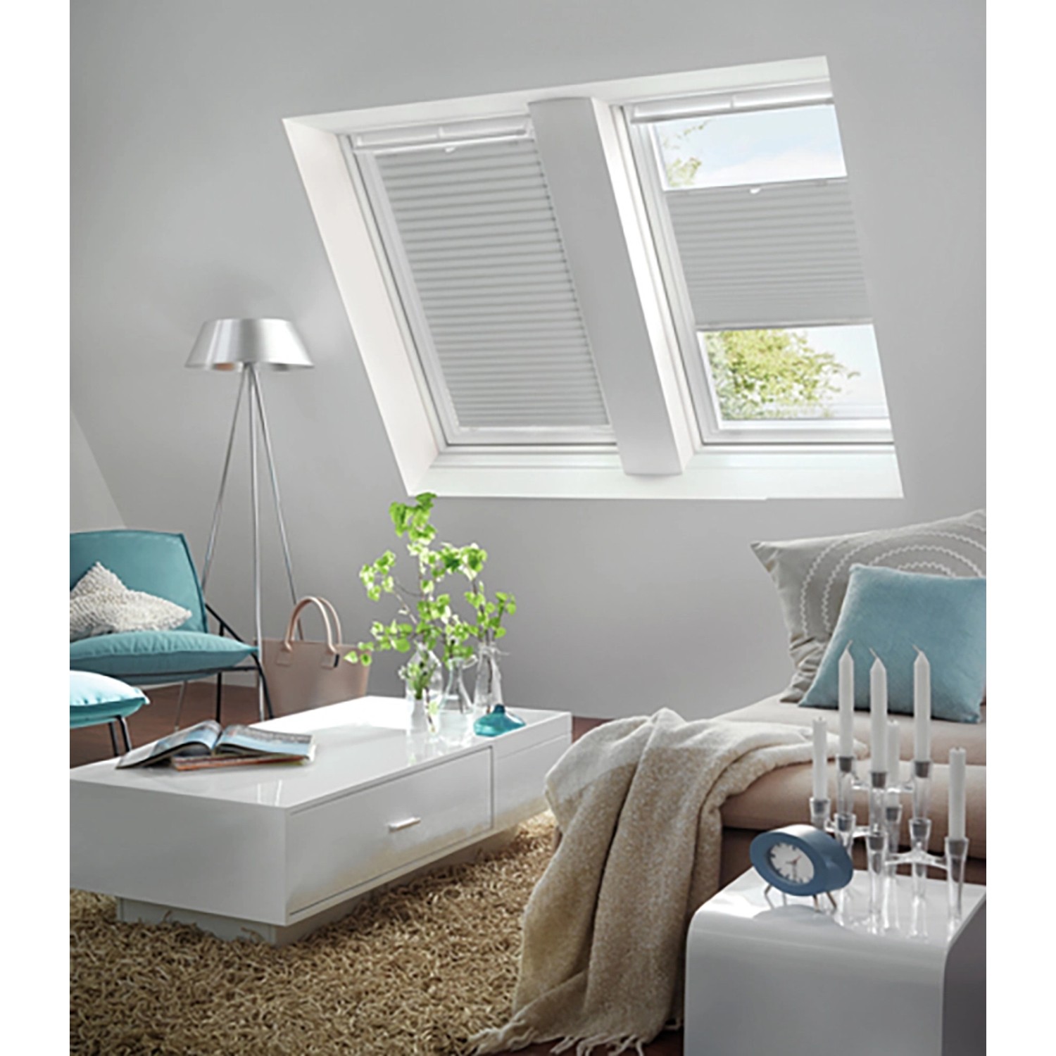 Graues Gardinia Dachfenster-Plissee mit Saugnäpfen im modernen Wohnraum.