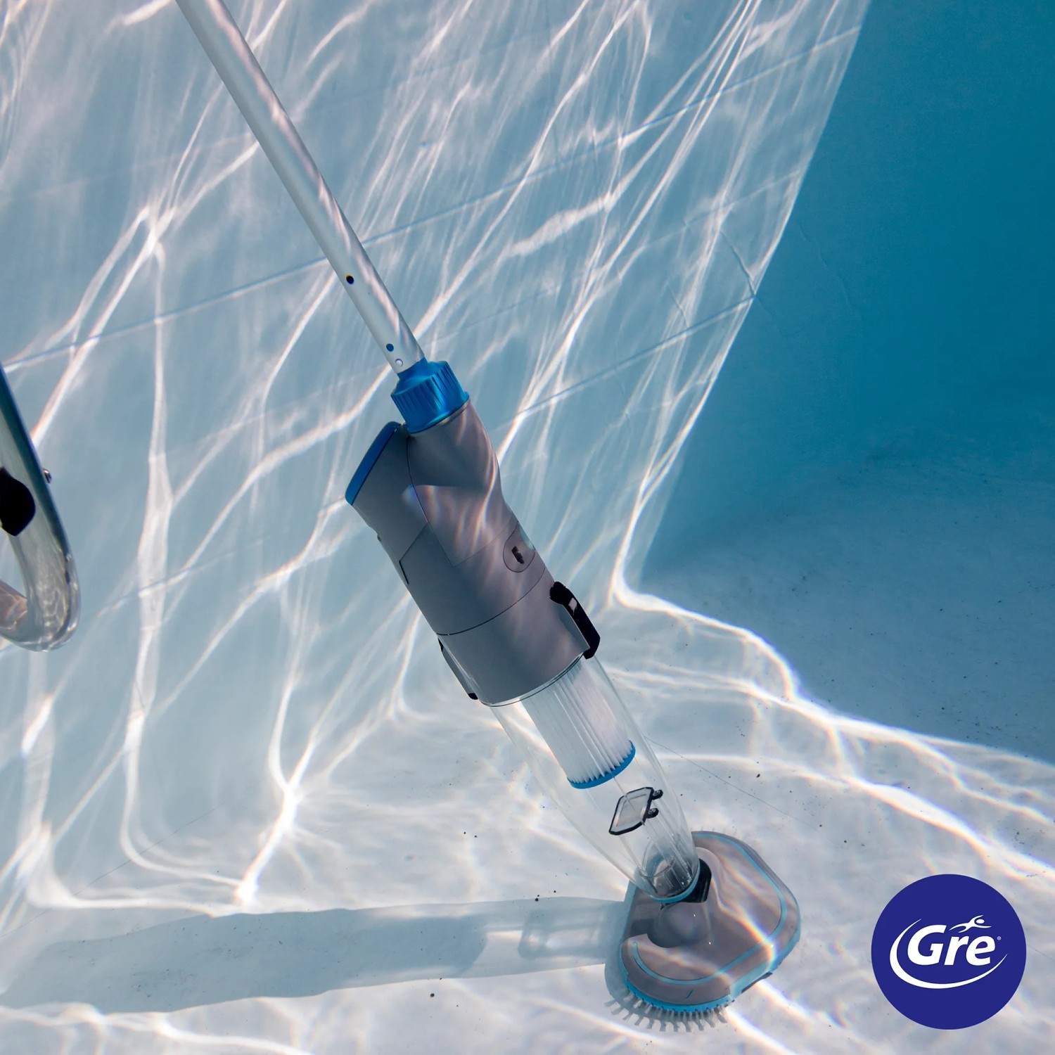 Gre Akku-Poolsauger Super Vac im Einsatz unter Wasser. Kabelloser Poolsauger für Pools, Spas und Whirlpools.