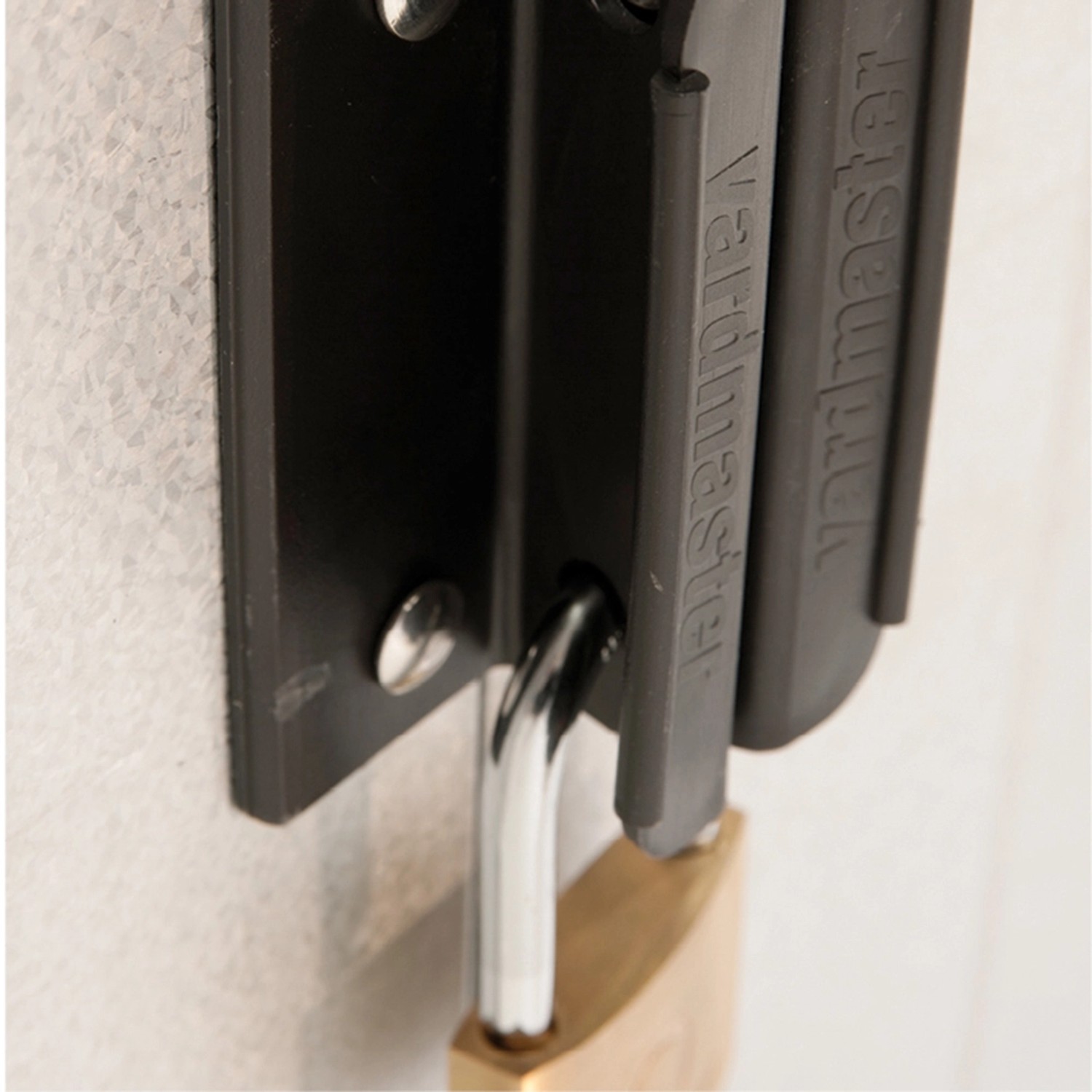 Detailaufnahme: Yardmaster Gerätehaus Heidelberg Schlossriegel mit Vorhängeschloss.