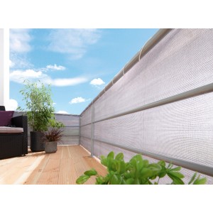 Graue Balkonbespannung 90x500 cm als Sicht- und Windschutz auf einem Balkon mit Pflanzen und Möbeln.