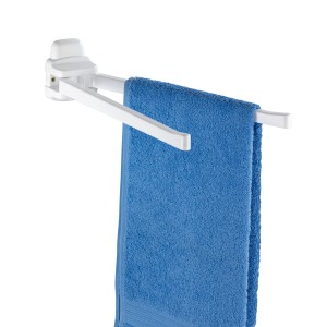 Weißer Wenko Handtuchhalter Pure aus Kunststoff mit blauem Handtuch.