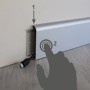 Klebeband für Fuchs Design Sockelleiste mit Kabelkanal in Silber, Anwendung.