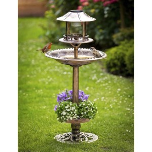 Westfalia Solar Vogelbad 4-in-1 Bronze mit zwei Vögeln im Garten.