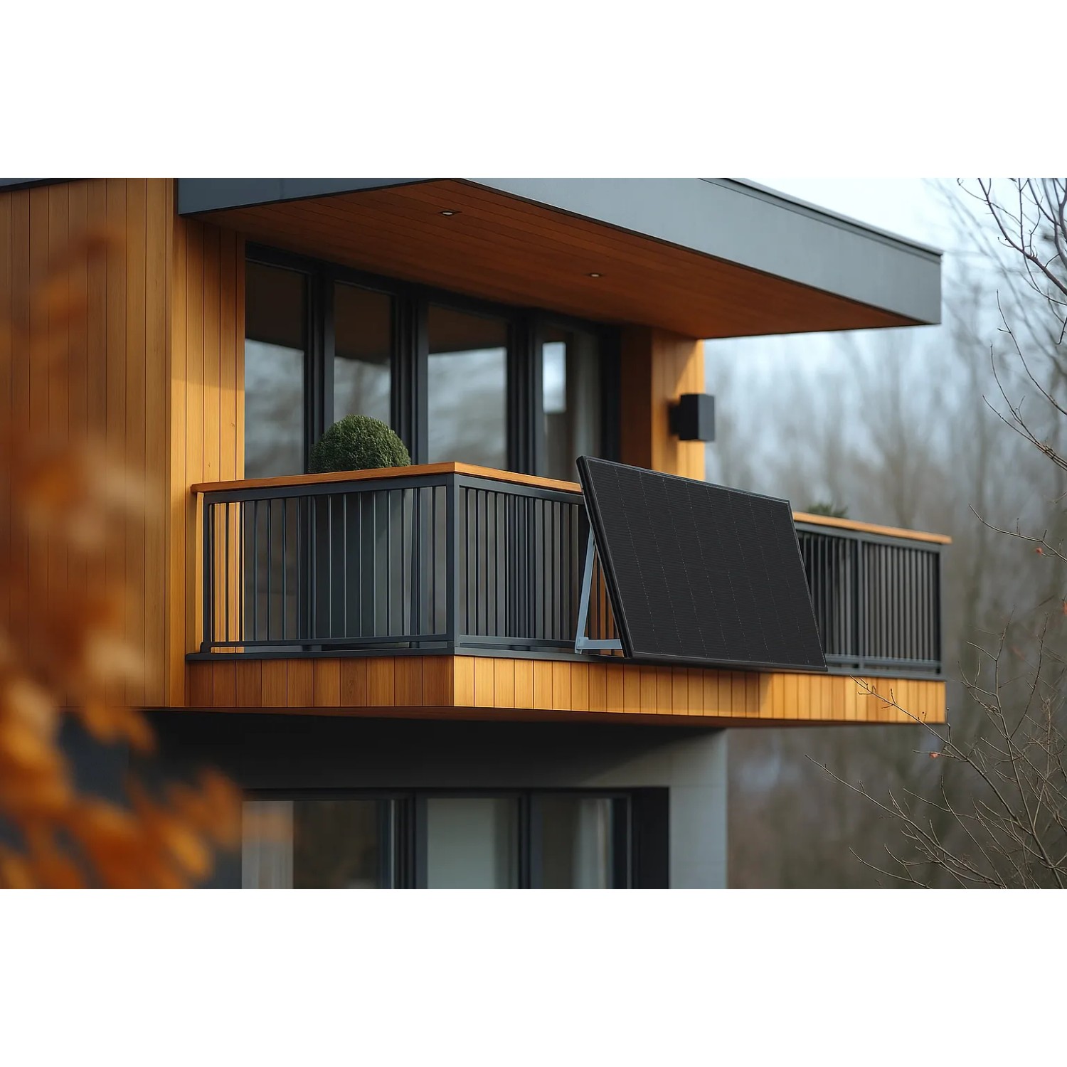 Haier Balkonkraftwerk 800W mit Halterung am Balkon montiert.