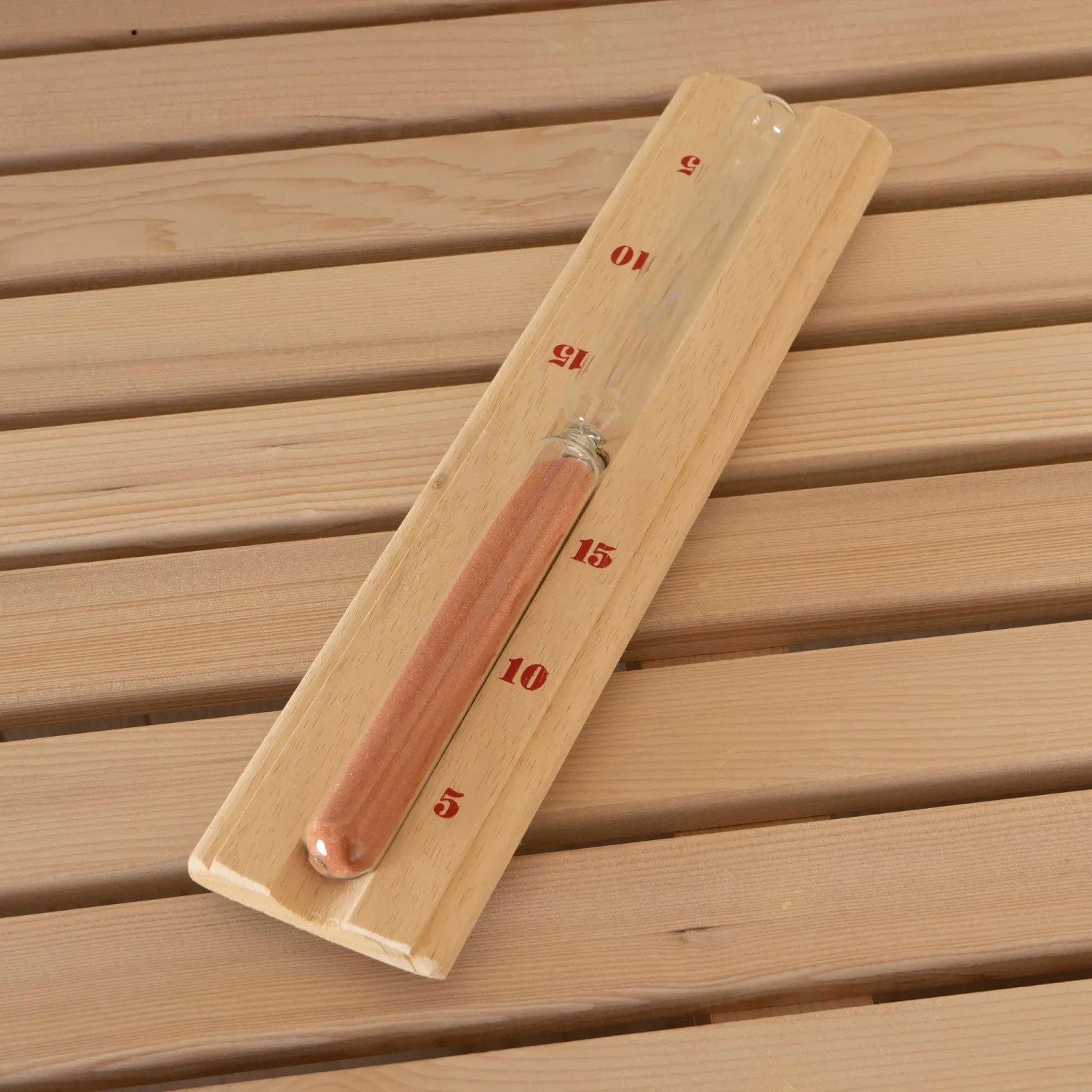 Sauna Sanduhr aus Holz mit rotem Sand auf Saunabank der SKYLINE BIG Sauna.