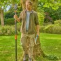Mann mit Gardena StarCut Pro L Baumschneider und Handsäge im Garten.