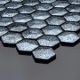 Mosaikmatte Ebru Hexagon Glas Grau, Detailaufnahme der sechseckigen Mosaikfliesen.