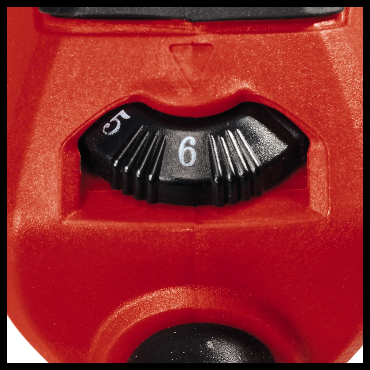 Detailaufnahme: Drehzahlregler (Stufe 6) am roten Einhell Multifunktionswerkzeug TC-MG 250 CE.
