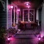 Philips Hue Econic Wandleuchten in Pink beleuchten Terrasse und Eingangsbereich.