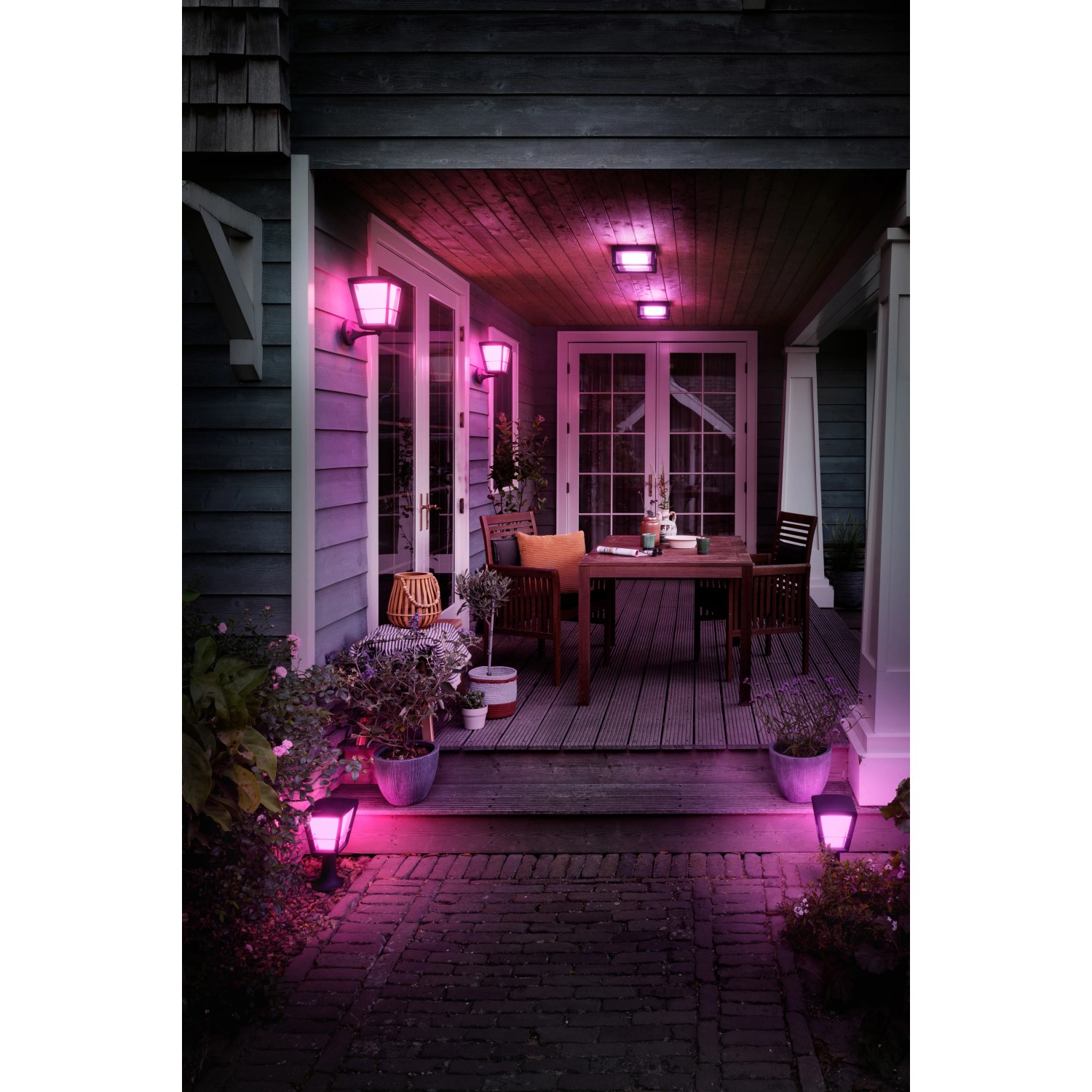 Philips Hue Econic Wandleuchten in Pink beleuchten Terrasse und Eingangsbereich.