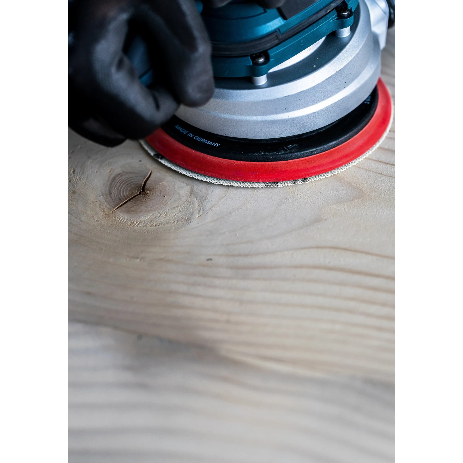 Bosch Expert M480 Netzschleifblatt K240, 125mm Durchmesser im Einsatz auf Holz.
