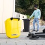 Kärcher Kehrmaschine S6 Twin mit gelbem Kehrgutbehälter und Seitenbesen im Einsatz.