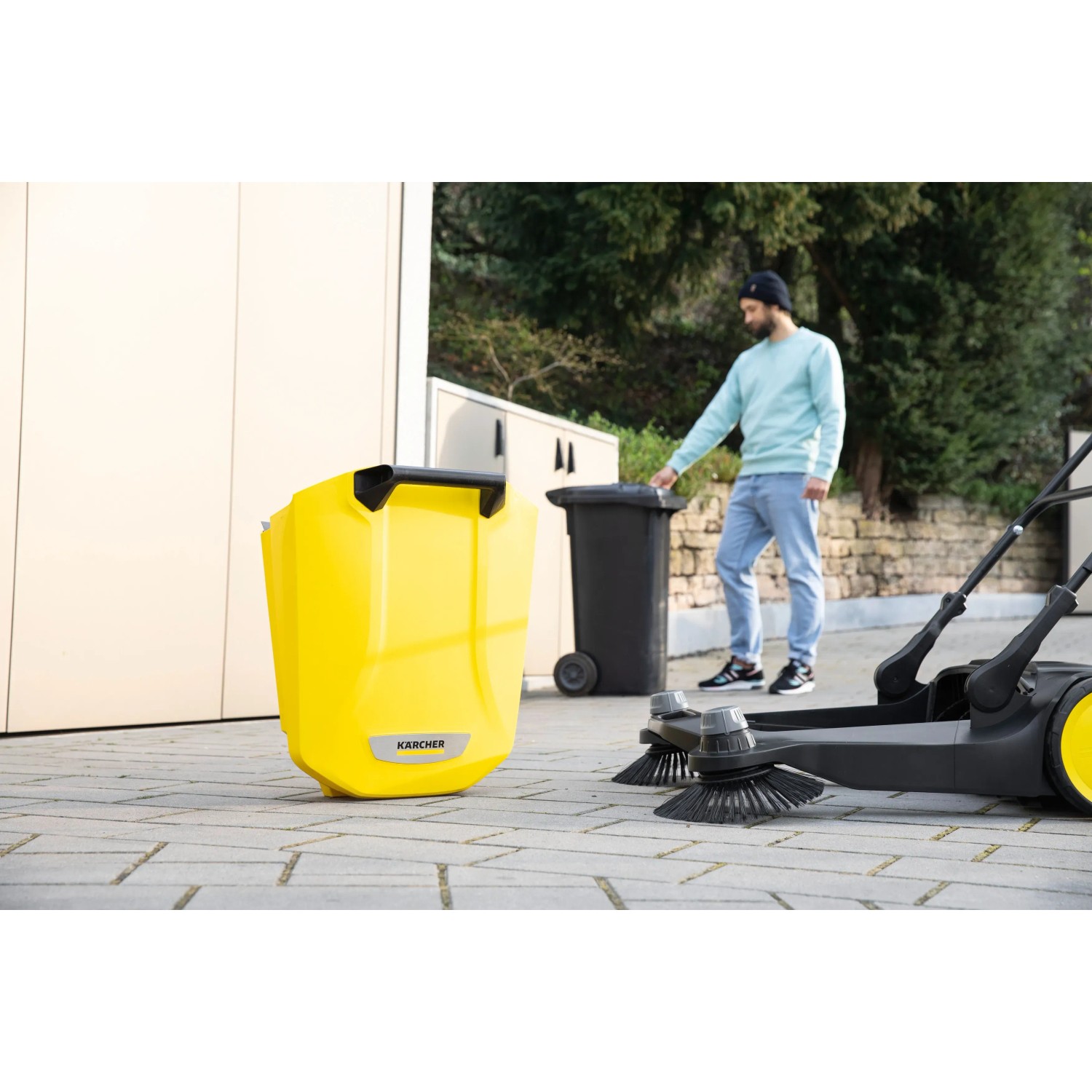 Kärcher Kehrmaschine S6 Twin mit gelbem Kehrgutbehälter und Seitenbesen im Einsatz.