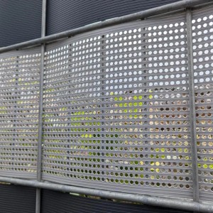 zaunzu Sichtschutz Rille gelocht, Fenstergrau, 26m Rolle. Sichtschutzstreifen für Doppelstabmattenzaun.