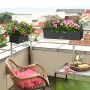 Lechuza Balconera Cottage 50 Blumenkästen in Granit-Optik, bepflanzt auf einem Balkon.