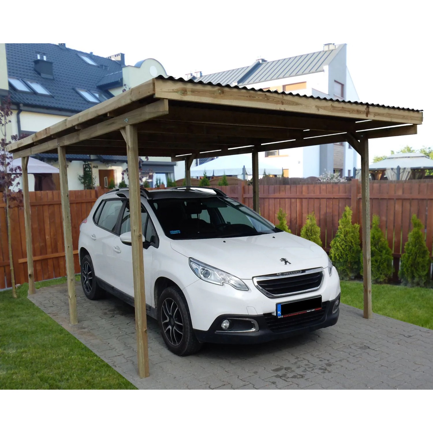 Holz-Carport mit Flachdach (300x495cm) und geparktem, weißen Auto.