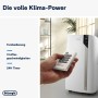 DeLonghi Pinguino Extreme PAC EX93 Klimagerät mit Fernbedienung im Wohnraum.