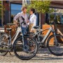 Zwei Fischer E-Bikes Viator 5.0i vor einem Gebäude. Komfortable E-Bikes für entspannte Touren.