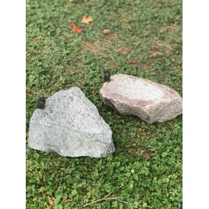 Vogeltränke aus Granit mit Bronze Eisvogel Figur, 20x30cm, auf Rasen.