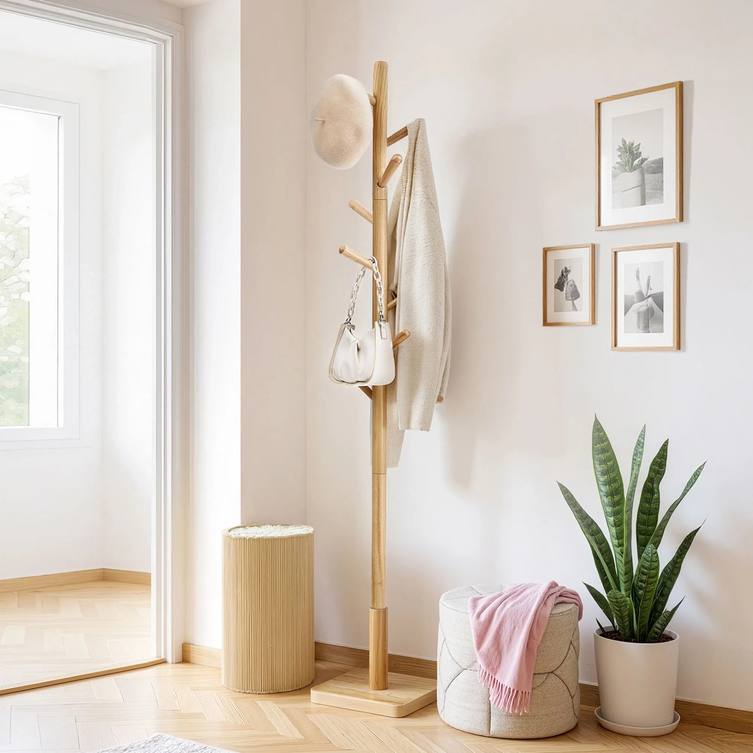 Songmics Kleiderständer Andi mit 8 Haken, 175 cm hoch, aus hellem Holz mit Kleidung und Accessoires.