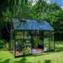 Helles, grünes Halls Gewächshaus Icon Planthouse 8 mit 9,7 m² im Garten.