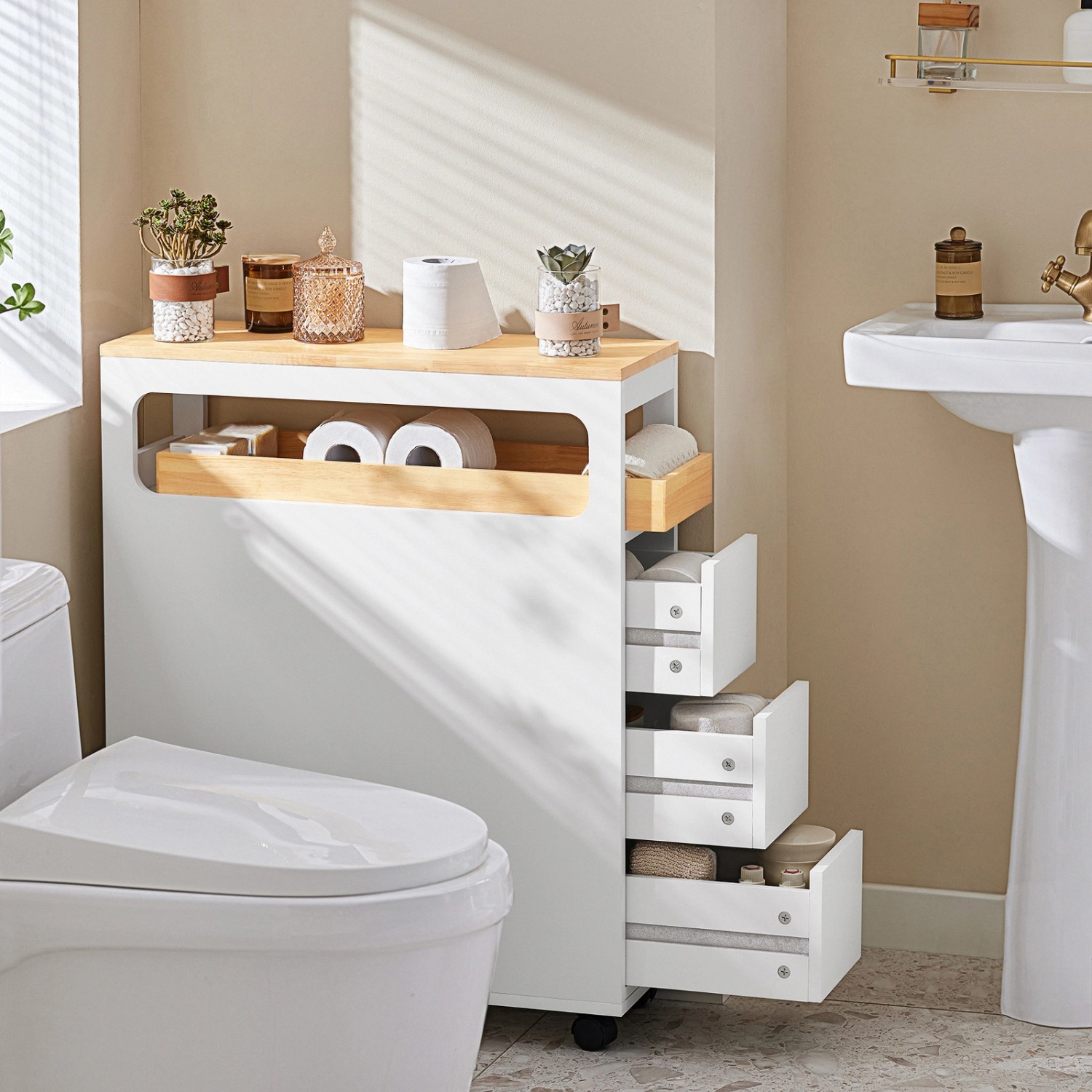 Weißer SoBuy Badschrank Küchenwagen mit Rollen und Schubladen im Badezimmer.