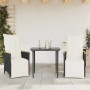 2 schwarze, verstellbare vidaXL Gartensessel mit cremeweißen Kissen aus Polyrattan.