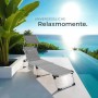 Gepolsterte, klappbare, graue Tectake Sonnenliege Lorella mit Sonnendach am Pool.
