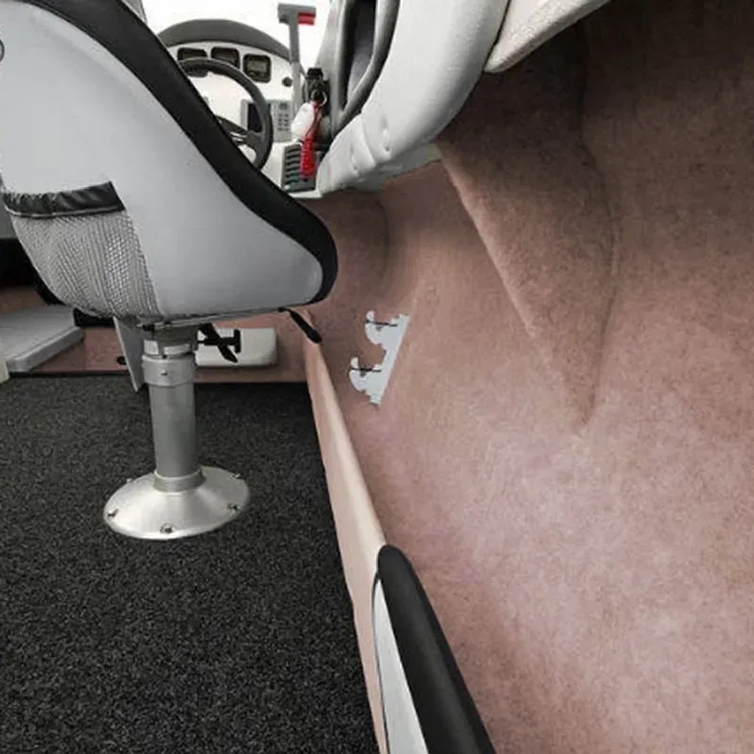 Beige KARAT Nadelfilz Superflex zur Innenraumverkleidung im Boot, zuschneidbar.