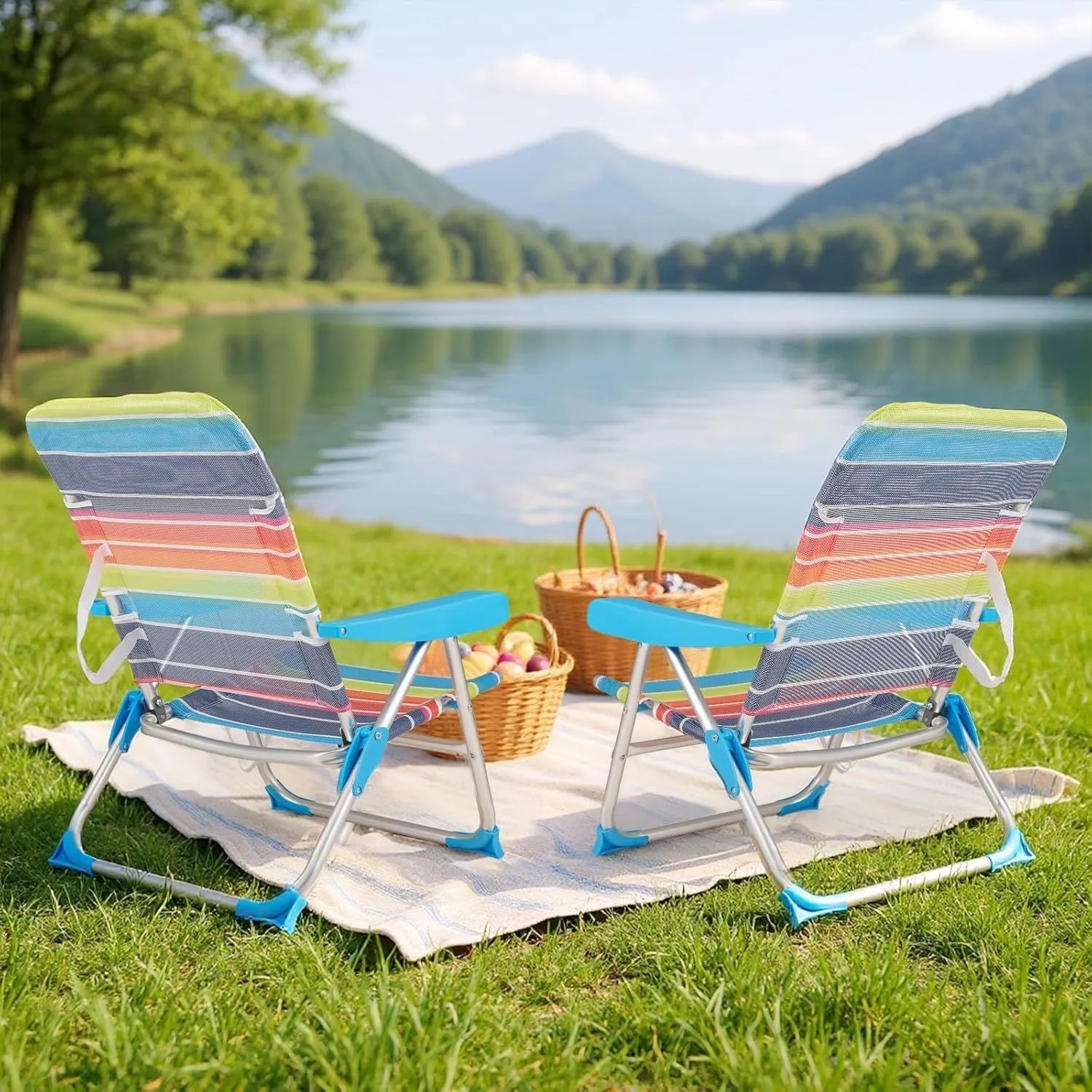 Costway 2er Set bunte Strandstühle, klappbar und verstellbar, am See aufgestellt.