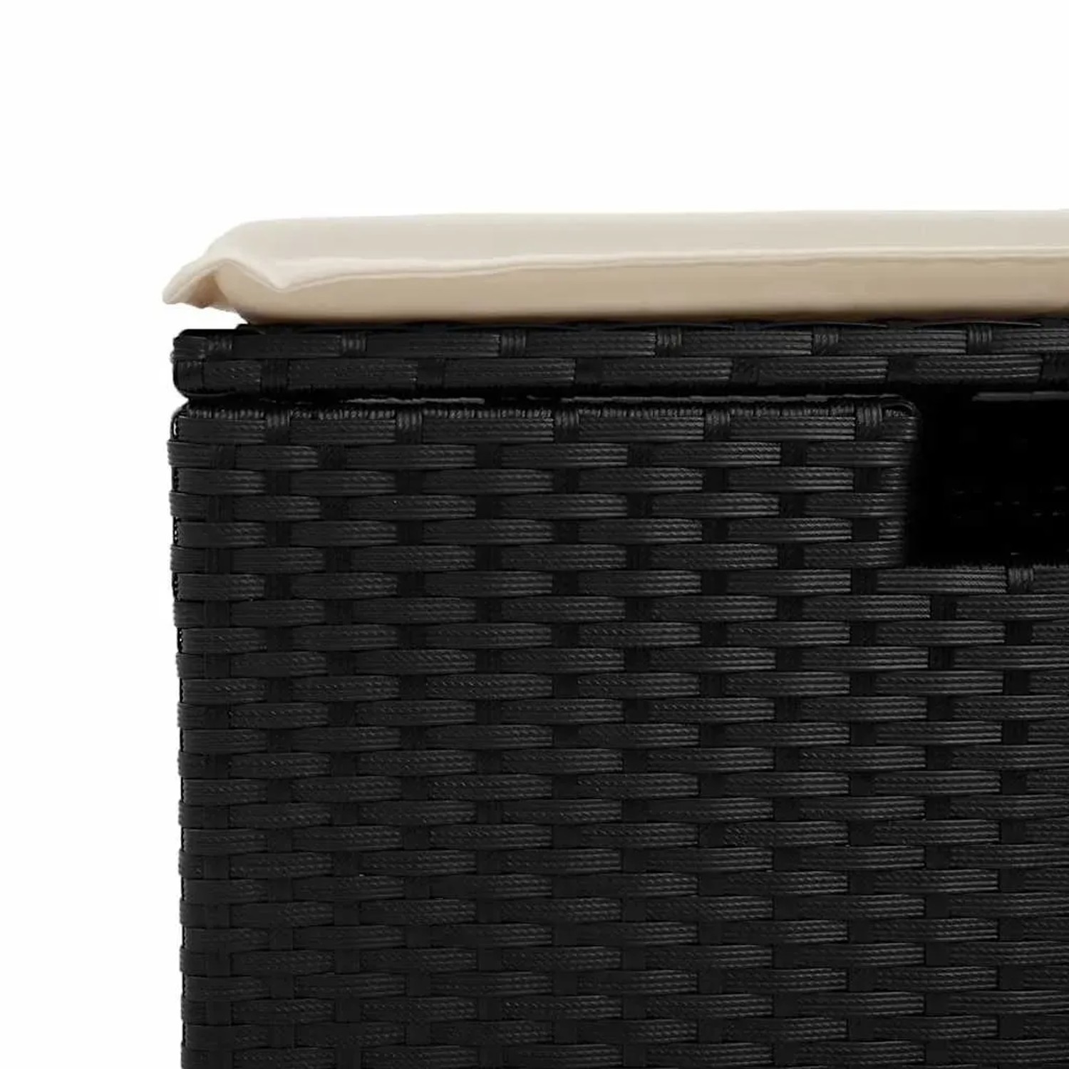 Detailansicht: Schwarzer Poly Rattan Hocker/Sitz der vidaXL Garten-Sofagarnitur mit cremefarbenem Kissen.