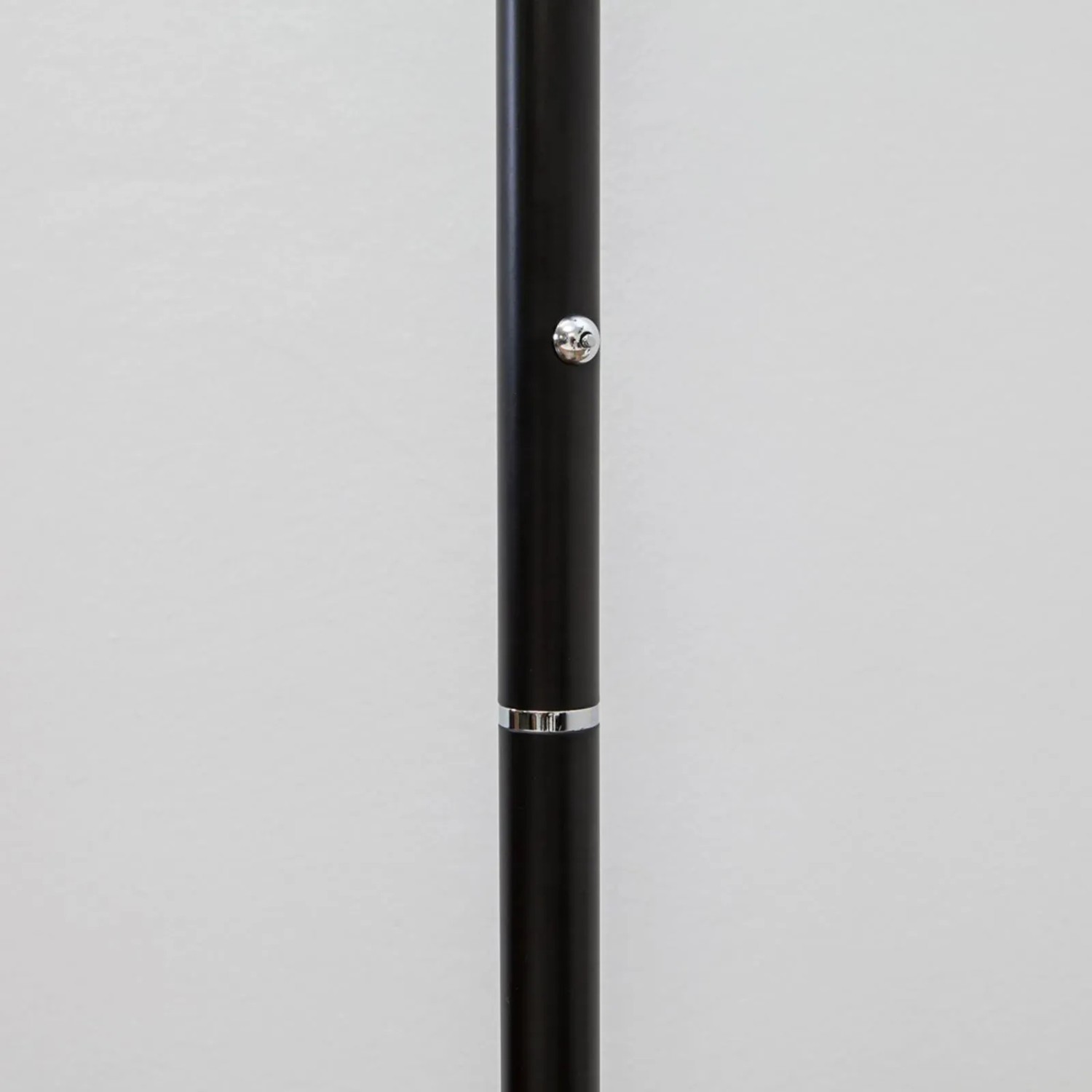 Detailaufnahme: Schwarze Lindby LED Stehlampe Malea mit Dimmer, Metallstruktur.