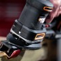 Worx Akku-Multifunktionsschleifer WX820.9 Solo beim Schleifen von Holz.