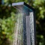 Gre Aluminium-Solardusche Luxe 38 l mit Wasserstrahl im Garten.