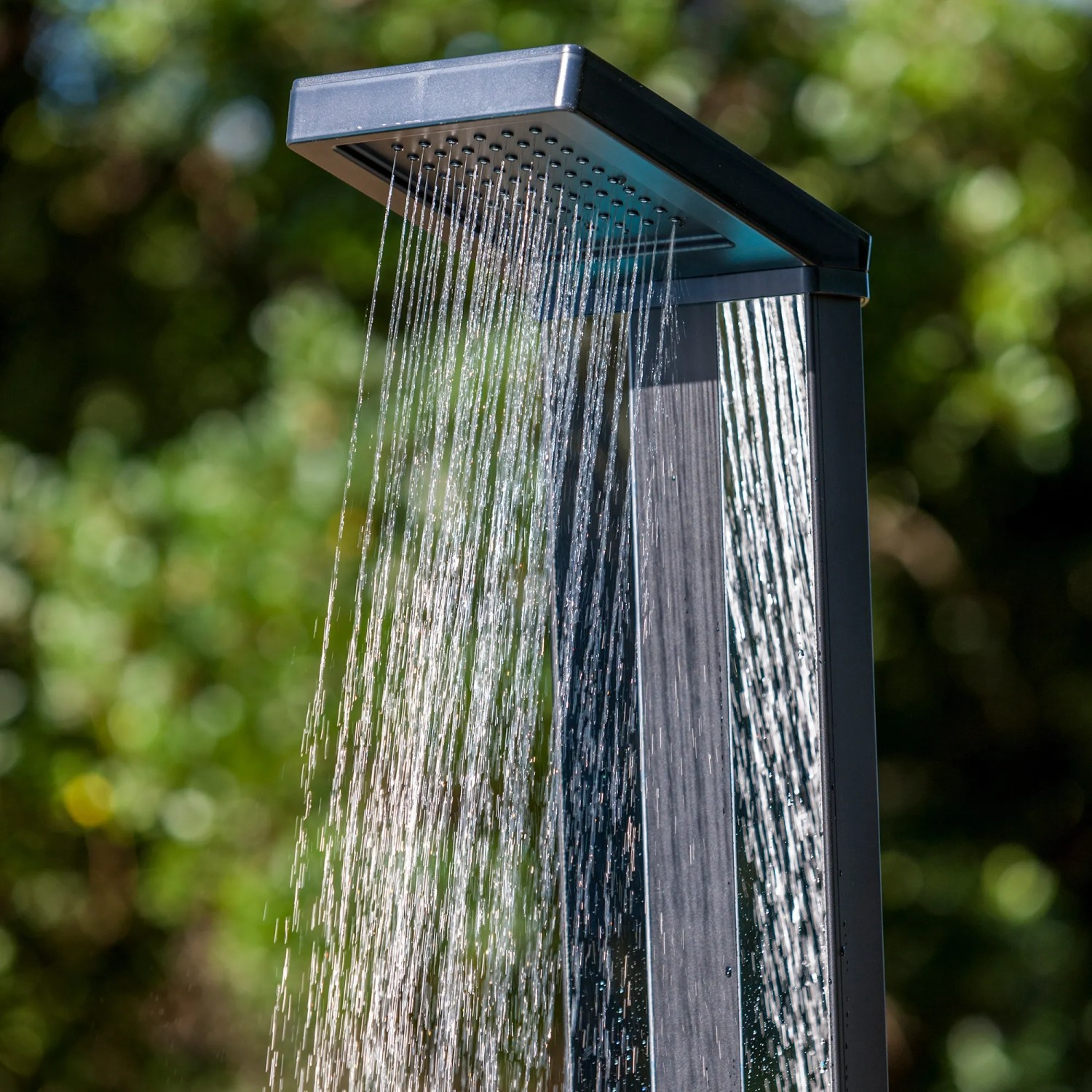 Gre Aluminium-Solardusche Luxe 38 l mit Wasserstrahl im Garten.
