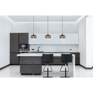 Schwarze Globo Hängeleuchte Maxy Ø 29 cm über Kücheninsel mit Barhockern.